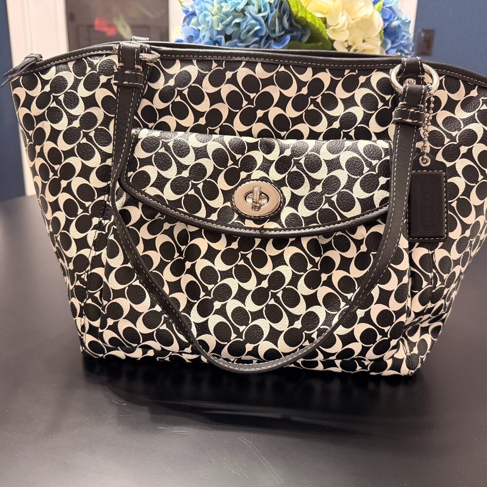 Vintage Coach F15135 Chelsea Lea Black & White Monogram Purse